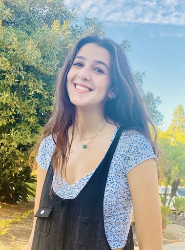 A waist-up picture of Sophie outdoors